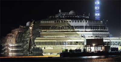 Затонувший лайнер Costa Concordia поднли со дна (ВИДЕО)