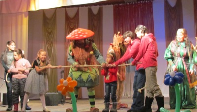 Актёры из театров Хакасии подарили праздник детям из Дома-интерната "Теремок"