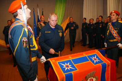 В Главном управления МЧС РФ по Хакасии состоялась церемония крепления полотнища знамени к древку