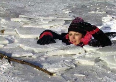 Спасатели Хакасии ищут прохожих, которые помогли девочке, провалившейся под лёд