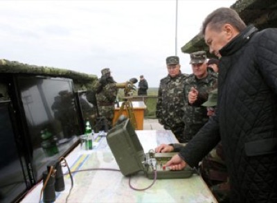 Во время учений Янукович промахнулся и попал в озеро управляемой ракетой