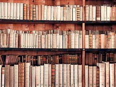 Профессор Виктор Бутанаев подарил коллекцию книг национальной библиотеке