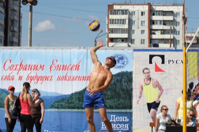 Ко Дню Енисея РУСАЛ в Саяногорске провел турнир по пляжному волейболу 