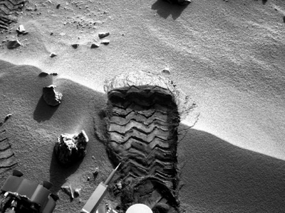 СМИ: марсоход Curiosity прислал на землю фото с "человеческим" следом