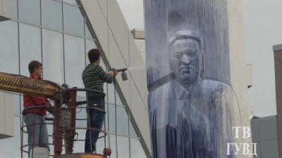 Вандалы облили краской памятник первому Президенту России