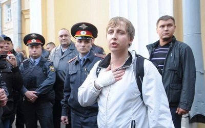 Заступившегося за девушек в московском метро журналиста избили и изрезали трое кавказцев