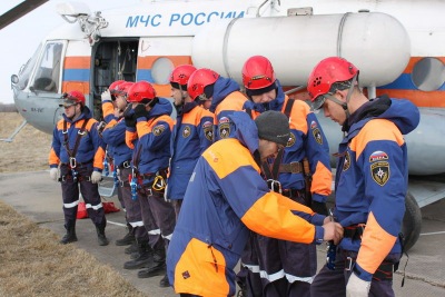 Спасатели обучаются десантированию с вертолета в Хакасии