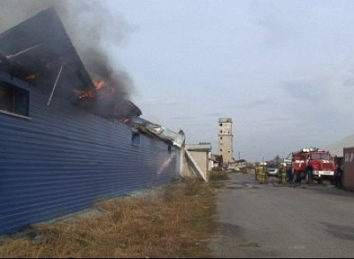 Крупный пожар в столице Хакасии: горят склады