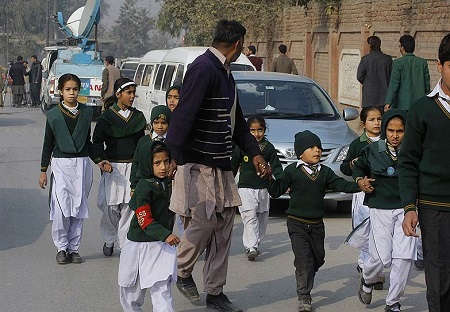 Учителям Пакистана разрешили приносить в школу оружие