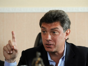 На Немцова напали с рыболовными сачками 
