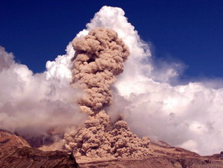 Камчатский вулкан стал угрозой для самолетов