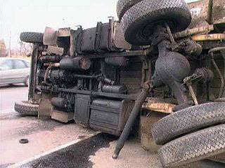 На трассе в Хакасии насмерть разбился водитель грузовика
