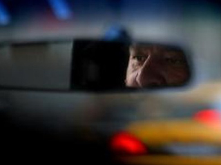 В Хакасии пассажиры ранили таксиста и угнали его авто