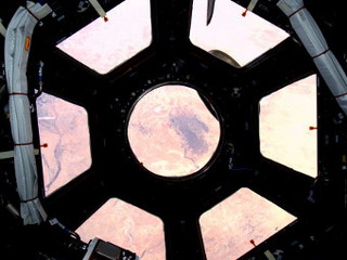 В Сети появился первый снимок Земли через обзорный купол МКС