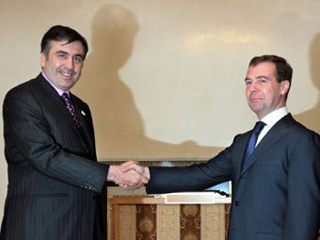Медведев назвал себя спасителем Саакашвили