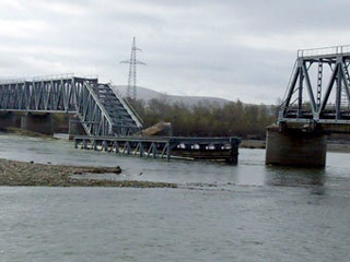 Мост в Хакасии рухнул из-за изменения русла реки