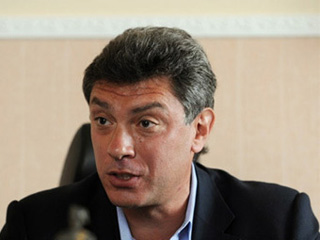 На автомобиль Немцова бросили унитаз