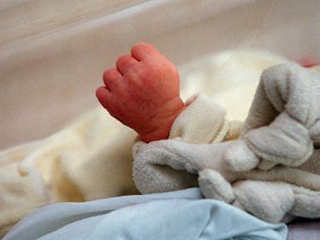 В Хакасии мать придавила грудью новорожденного сына