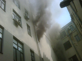 В горящем здании в Москве обрушились перекрытия