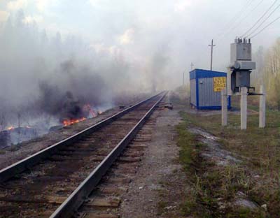 Леса Хакасии горят вдоль железной дороги