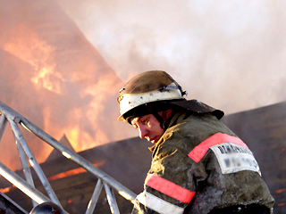 Абаканским пожарным удалось отстоять горевший склад