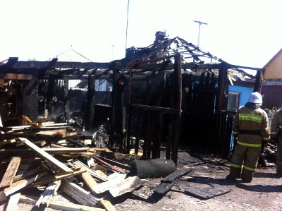 В Абакане сгорели надворные постройки и крыша частного дома