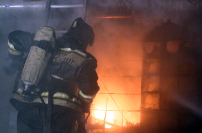 Пожарным удалось предотвратить угрозу взрыва в Абакане 