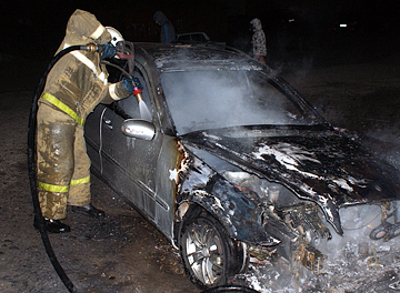 В Абакане от огня пострадало три автомобиля