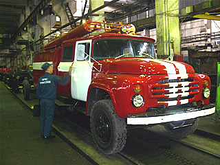 Абаканский опытно-механический завод передал пожарным отремонтированную машину