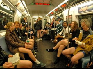  "В метро без штанов" - флешмоб в Нью-Йорке
