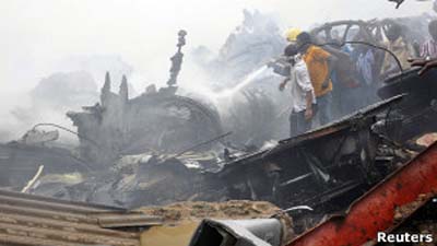 В Нигерии пассажирский самолёт упал на город
