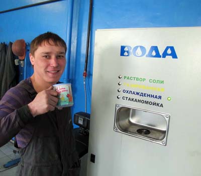 Сорский ФМЗ установил аппарат с газировкой для работников