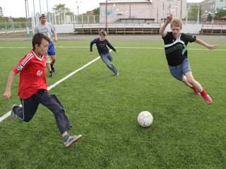 "Саяны-Хакасия" сыграли в футбол с воспитанниками "Малышка"