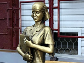 «Доктор и пациенты» - новая скульптура в Абакане