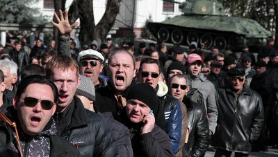 Протестующие в Симферополе требуют отделения Крыма от Украины