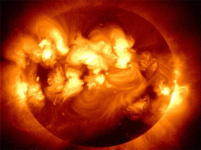 Аппарат НАСА обнаружил квадратную "дыру" на Солнце [видео]