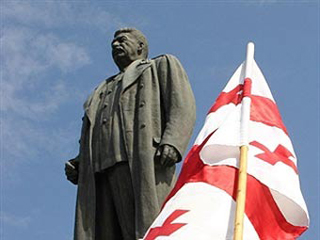 Грузины демонтировали памятник Сталину