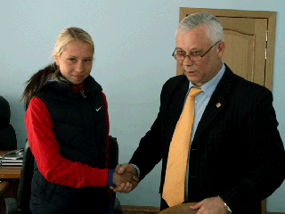 Валерий Денщиков поздравил Анастасию Зуеву и ее тренера с победой