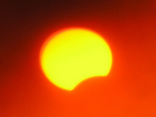 Луна закрыла самый краешек Солнца - затмение в Абакане