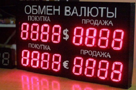 Российские банки начали закупать пятизначные уличные табло