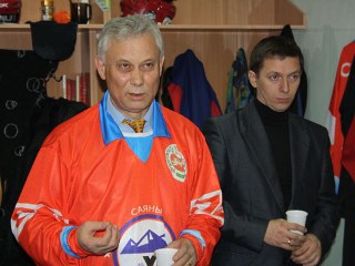 Валерию Денщикову подарили свитер хоккейного клуба "Саяны-Хакасия"