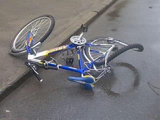 В Хакасии мотоциклист бросил на дороге сбитую велосипедистку