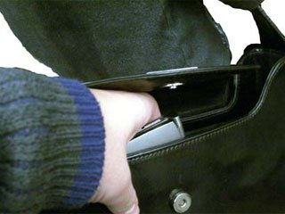 На рынке в Хакасии парень украл сумку с крупной суммой денег