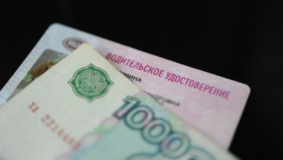 В Черногорске водитель получил штраф 60 тысяч рублей за попытку дачи взятки сотрудникам полиции