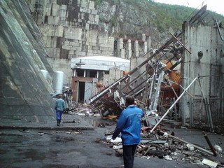 Фоторепортаж с места аварии на Саяно-Шушенской ГЭС