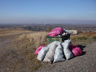 Абаканские фотографы очистили "Гору любви" от мусора (фото)