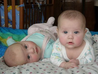 В июле в Хакасии родилось 6 пар двойняшек