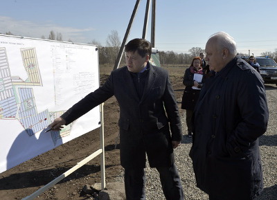 Виктор Зимин осмотрел земельные участки для многодетных семей в селе Зеленое