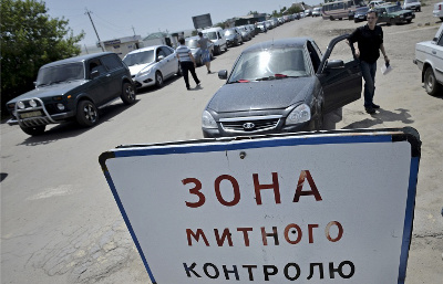 Правительство Украины приняло решение закрыть несколько пунктов пропуска на границе с РФ