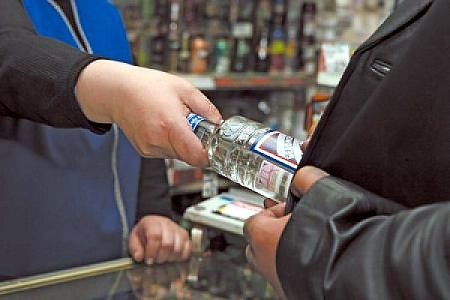 В Усть-Абакане накажут женщину за продажу алкоголя несовершеннолетнему